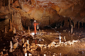 Prise de mesures pour l’étude archéo-magnétique dans la grotte de Bruniquel, Tarn-et-Garonne. Cette grotte comporte des structures aménagées datées d’environ 176 500 ans. L’équipe scientifique a développé un nouveau concept, celui de "spéléofacts", pour nommer ces stalagmites brisées et agencées. L’inventaire de ces 400 spéléofacts montre des stalagmites agencées et bien calibrées qui totalisent 112 mètres cumulés et un poids estimé à 2,2 tonnes de matériaux déplacés. Ces structures sont composées d’éléments alignés, juxtaposés et superposés (sur 2, 3 et même 4 rangs). Cette découverte recule considérablement la date de fréquentation des grottes par l’Homme, la plus ancienne preuve formelle datant jusqu’ici de 38 000 ans (Chauvet). Elle place ainsi les constructions de Bruniquel parmi les premières de l’histoire de l’Humanité. Ces travaux ont été menés par une équipe internationale impliquant notamment Jacques Jaubert de l’université de Bordeaux, Sophie Verheyden de l’Institut royal des Sciences naturelles de Belgique (IRSNB) et Dominique Genty du CNRS, avec le soutien logistique de la Société spéléo-archéologique de Caussade, présidée par Michel Soulier. UMR5199 DE LA PREHISTOIRE A L'ACTUEL : CULTURE, ENVIRONNEMENT ET ANTHROPOLOGIE ,UMR8212 Laboratoire des Sciences du Climat et de l'Environnement 20160048_0006