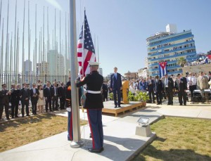 un-militaire-americain-hisse-le-drapeau à cuba