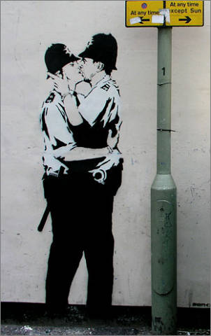 04_banksy_kissing_cops