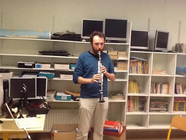 Yann a joué un air de musique aux élèves.