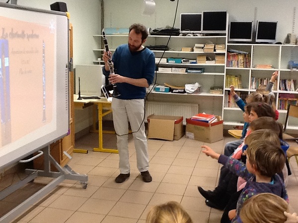 Yann a expliqué aux enfants l'histoire de la clarinette grâce au TBI.