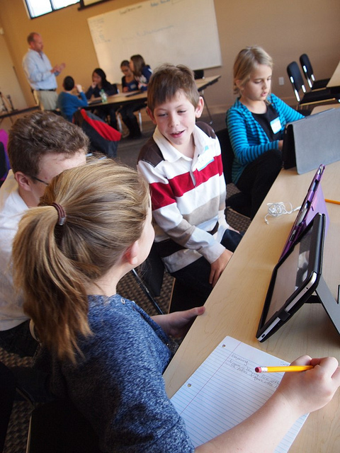 Numérique : des élèves travaillent avec leur iPad
