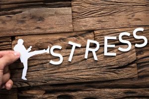 image présentant l'anxiété et le stress sur fond de planche de bois