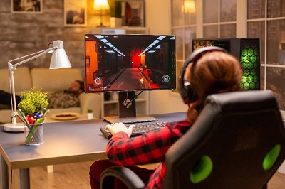 femme qui joue au jeux vidéo sur un pc gamer