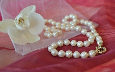 pendentif de perle sur une table