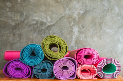 ensemble de tapis de yoga entassés