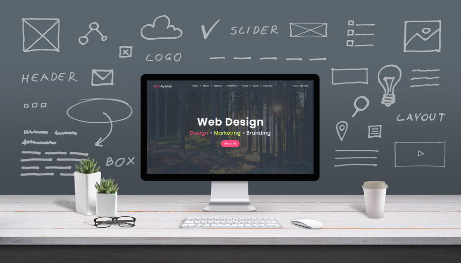 Concept de conception Web avec écran d'ordinateur, thème Web et dessins de site Web, parties d'application. Page Web de conception moderne sur écran d'ordinateur. Bureau, bureau de travail de studio.