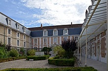 Cour d'honneur du lycée d'Auxerre (Wikipedia)
