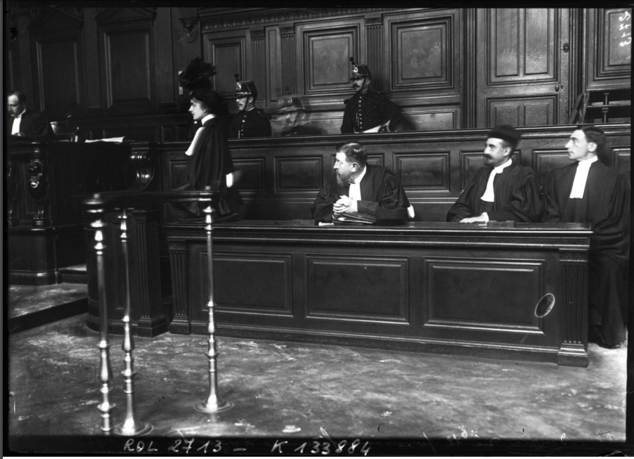 Plaidoirie de la première femme avocate [Hélène Miropolsky] en cour d'assise, [25] septembre 1908 : [photographie de presse] / [Agence Rol]