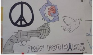 Dessin fait par un ou des élèves du lycée. Il est exposé à l’accueil. Nous l’aimons bien car le canon noué symbolise la paix ainsi que la colombe et le sigle « peace and love » transformé en Tour Eiffel. 