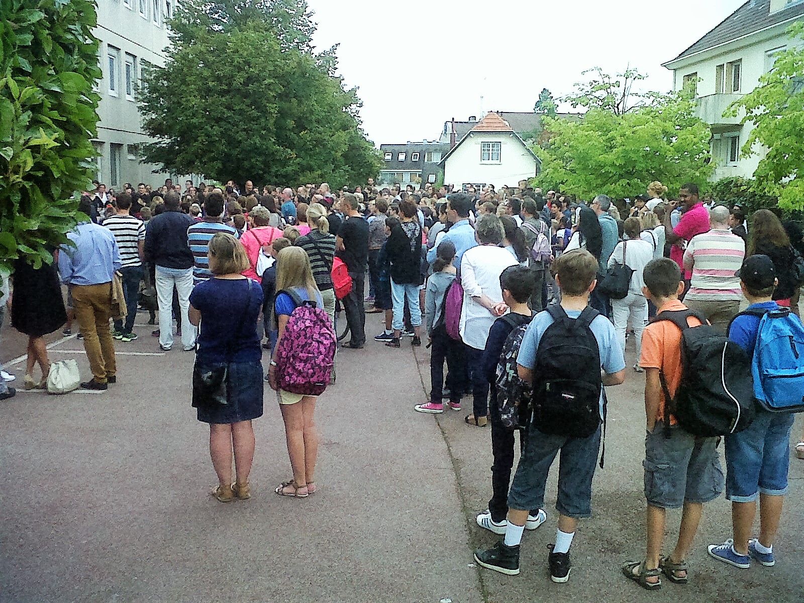 Le rassemblement des élèves (photo du collège)