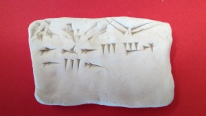 Tablette avec des écritures cunéiformes réalisées par un élève de 6e B (Photo : D. Gillot-Rouillard)