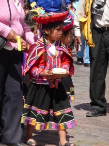 Une petite fille portant l'habit traditionnel du sud du Pérou