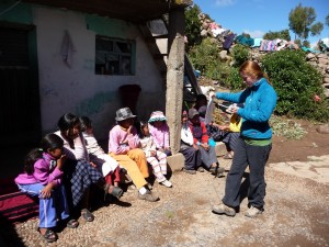 Pérou, avec les enfants de l'île d'Amantani, sur le lac Titicaca