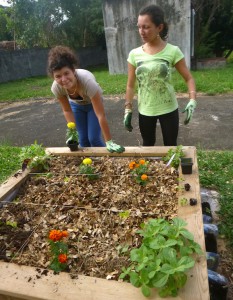 Eloïse et Nelly avec leurs gants de jardinage, attention il y a des fourmis!!!!