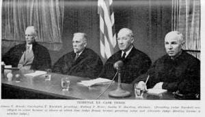 Le juge J.T. Brand ; le président Carrington T. Marshall ; le juge Mallor P. Blair ; le juge suppléant Justin W. Harding.