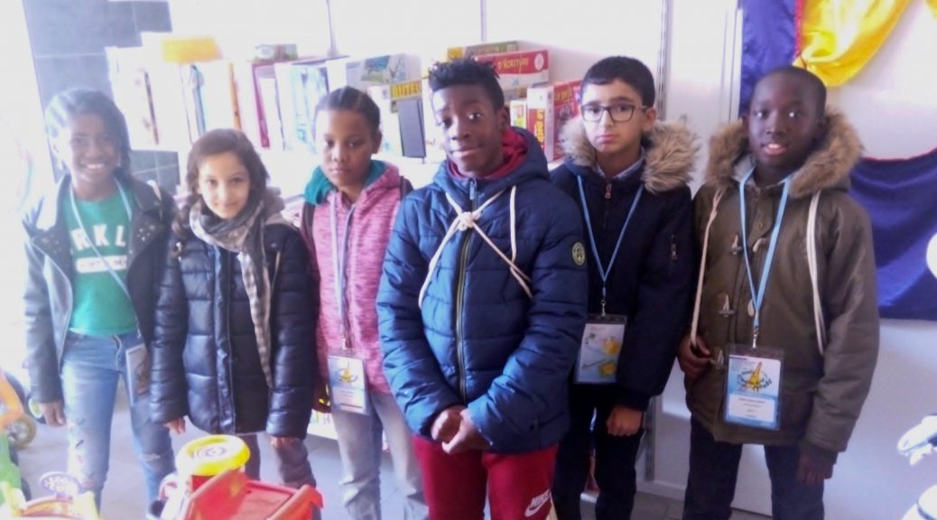 les six enfants de la délégation du conseil communal de La Courneuve dans la boutique de l'association Rejoué