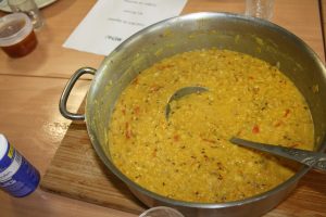 Un curry de lentille cuisiné par les enfants