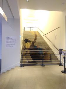 l'oeuvre de Zag et Sia, Méduse dans lescalier du Musée de l'Homme