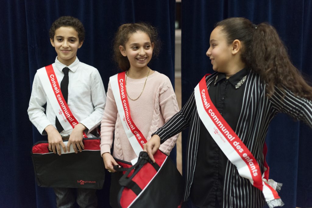 Deux filles et un garçons élus avec leur écharpe