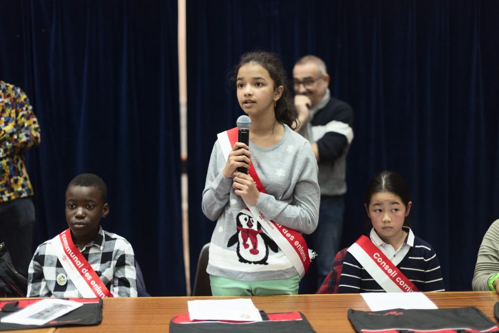 une enfant élue parle au micro pour se présenter 