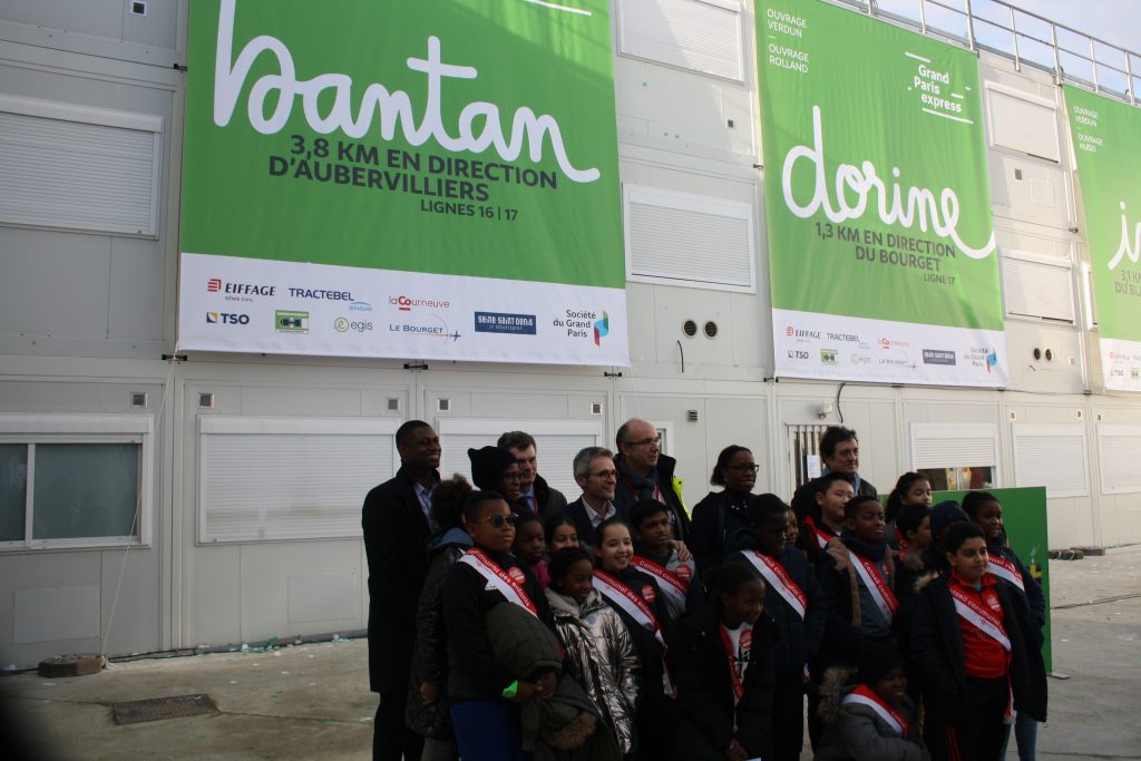 Photo de groupe des enfants élus avec le maire, le président du conseil départemental, la conseillère départementale, Diarra Bantan et les responsables des travaux