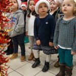 Les enfants : les tout-petits, les petits et les moyens ont chanté pour le petit concert de Noël. Les parents, les papis, les mamies et les nounous nous ont regardés.