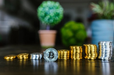 monnaie bitcoin sur une table
