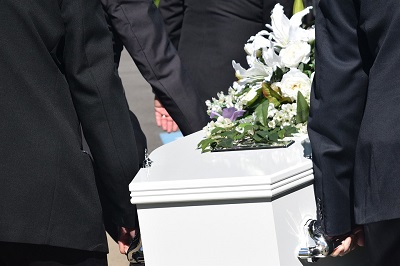 cercueil blanc porté par la morgue
