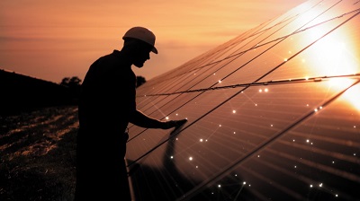 technicien qui fait de la maintenance sur un panneau solaire