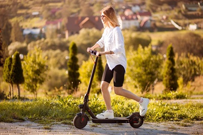 Dans quel but prévoyez-vous d'utiliser le scooter ? Allez-vous vous rendre au travail ou à l'école, rouler pour les loisirs ou l'utiliser pour les deux ? Différents scooters peuvent être mieux adaptés à des fins différentes.