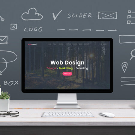 Concept de conception Web avec écran d'ordinateur, thème Web et dessins de site Web, parties d'application. Page Web de conception moderne sur écran d'ordinateur. Bureau, bureau de travail de studio.