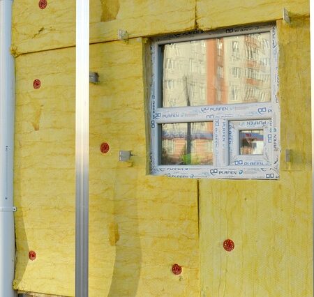 Matériaux d'isolation de fenêtre sur une maison en construction