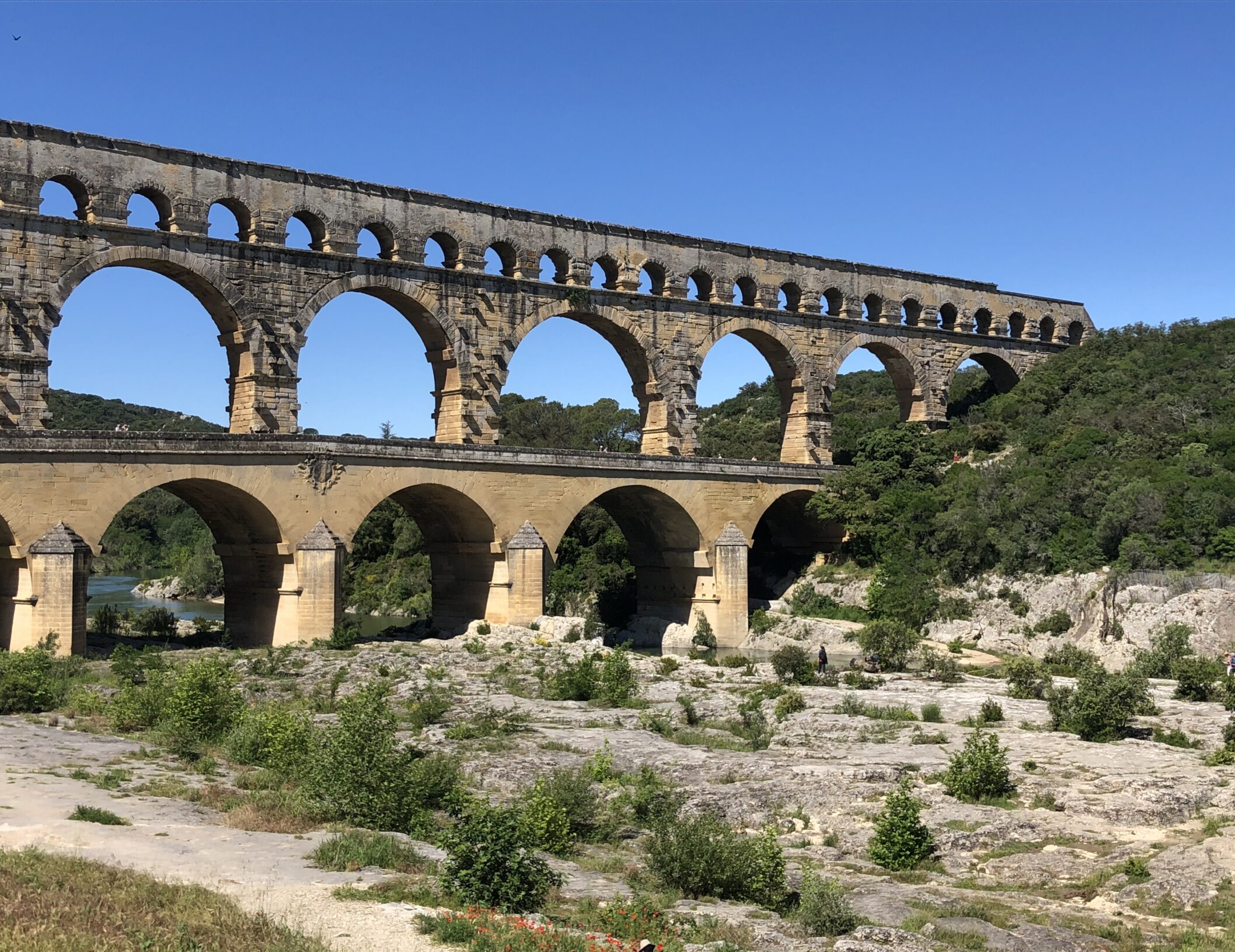 Des lycéens visitent le Pont du Gard
