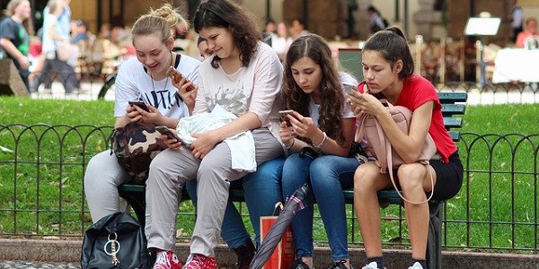 Adolescentes sur leurs téléphones