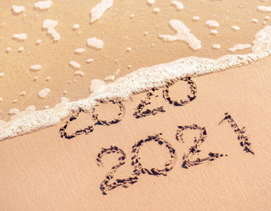 2020 et 2021 écrits sur le sable