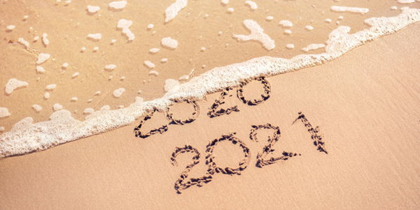 2020 et 2021 écrits sur le sable