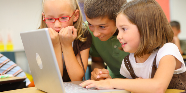 élèves de primaire devant un ordinateur
